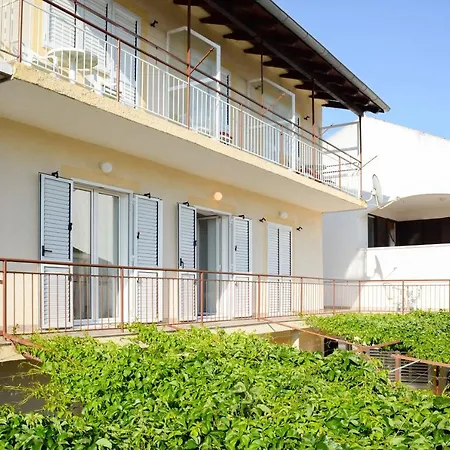 House In Guest house Tisno