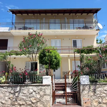 House In * Tisno